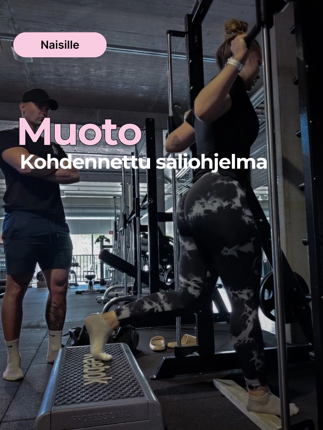 Naisille suunniteltu saliohjelma, tähtikuvioiset treenihousut kuntosalilla